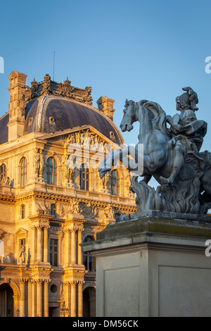 Statue équestre du roi Louis XIV à l'entrée de Musée du Louvre, Paris France Banque D'Images