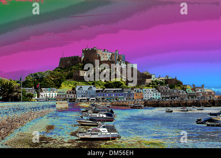 Le port de Gorey à marée basse avec le magnifique Mont Orgueil Castle dans l'arrière-plan. Banque D'Images