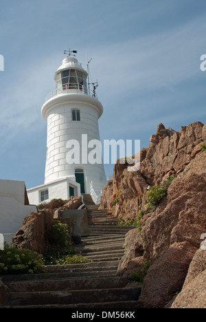 Corbiere Lighthouse sur côte ouest de Jersey sur le bord haut de rock. Banque D'Images