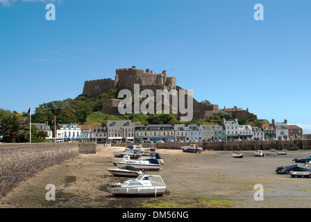 Le port de Gorey à marée basse avec le magnifique Mont Orgueil Castle dans l'arrière-plan. Banque D'Images