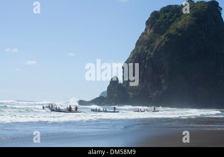 Piha beach Big Wave Surf voile compétition Banque D'Images