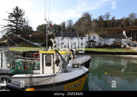 Les bateaux de pêche amarrés sur la rive de l'île d'Islay, en Écosse. Banque D'Images