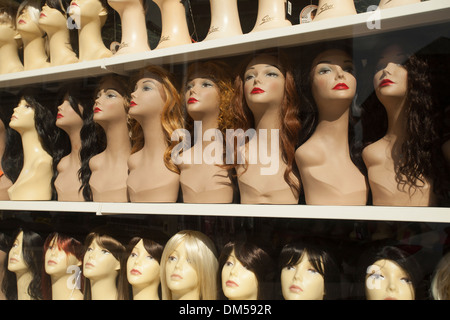 Beaucoup de chefs dans une perruque Shop window, York Banque D'Images