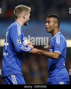 (131212) -- Londres, 12 déc 2013 (Xinhua) -- Ashley Cole (R) de Chelsea communique avec son coéquipier Andre Schurrle au cours de l'UEFA Champions League Groupe E match entre Chelsea et le FC Steaua Bucarest au stade de Stamford Bridge à Londres, Grande-Bretagne, le 11 décembre, 2013. Chelsea a gagné 1-0. (Xinhua/Wang Lili) Banque D'Images