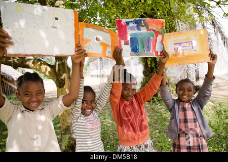 Les jeunes filles exposent leurs travaux après la classe d'art dans le district de Fenerive Est, à Madagascar. Banque D'Images