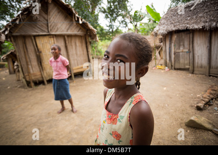 Les enfants du village dans le district de Fenerive Est, à Madagascar. Banque D'Images