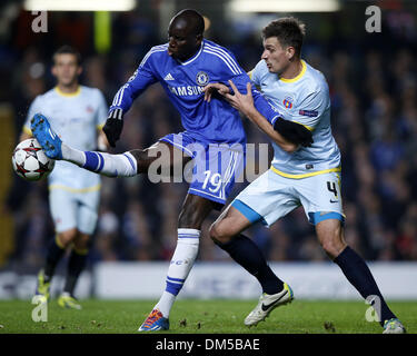 (131212) -- Londres, 12 déc 2013 (Xinhua) -- Demba Ba (L) de Chelsea rivalise avec Lukasz Szukala du FC Steaua Bucarest lors de l'UEFA Champions League Groupe E match entre Chelsea et le FC Steaua Bucarest au stade de Stamford Bridge à Londres, Grande-Bretagne, le 11 décembre, 2013. Chelsea a gagné 1-0. (Xinhua/Wang Lili) Banque D'Images