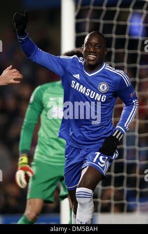 (131212) -- Londres, 12 déc 2013 (Xinhua) -- Demba Ba de Chelsea fête marquant au cours de l'UEFA Champions League Groupe E match entre Chelsea et le FC Steaua Bucarest au stade de Stamford Bridge à Londres, Grande-Bretagne, le 11 décembre, 2013. Chelsea a gagné 1-0. (Xinhua/Wang Lili) Banque D'Images