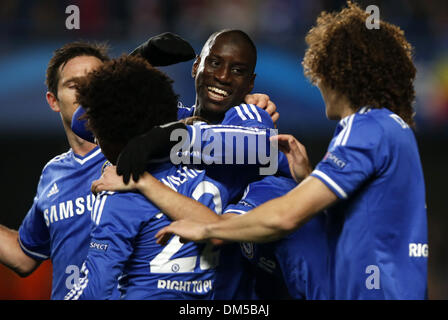 (131212) -- Londres, 12 déc 2013 (Xinhua) -- Demba Ba (C) de Chelsea célèbre avec coéquipier David Luiz (1e R) au cours de l'UEFA Champions League Groupe E match entre Chelsea et le FC Steaua Bucarest au stade de Stamford Bridge à Londres, Grande-Bretagne, le 11 décembre, 2013. Chelsea a gagné 1-0. (Xinhua/Wang Lili) Banque D'Images