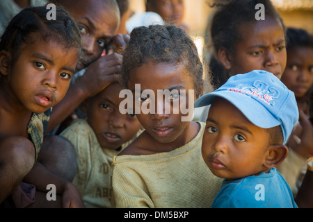 Une foule d'enfants dans le district de Vatomandry, Madagascar. Banque D'Images