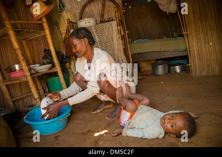 La mère et l'enfant à la maison dans le district de Fenerive Est, à Madagascar. Banque D'Images