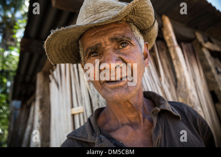 Portrait d'un homme dans un chapeau dans le district de Vatomandry, Madagascar. Banque D'Images