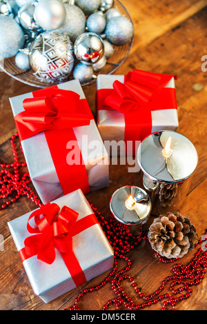 Boîte cadeau de Noël avec des boules de Noël Banque D'Images