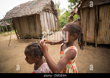 Les enfants dans le toilettage Fenerive Est, District de Madagascar. Banque D'Images