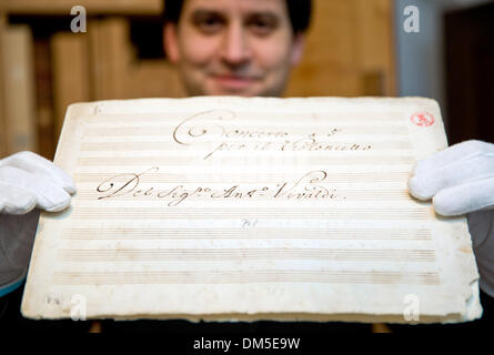 Wiesentheid, Allemagne. 26 nov., 2013. Conseiller juridique de la Sheet Music archive du Comte de Schönborn, Peter Stingel, présente des partitions du compositeur italien Antonio Vivaldi à l'archive de Wiesentheid, Allemagne, 26 novembre 2013. Près de 500 manuscrits et environ 140 dessins à partir de la succession du comte de donner un aperçu de la remarquable musique de cour à la fin de l'époque baroque. Photo : DANIEL KARMANN/dpa/Alamy Live News Banque D'Images