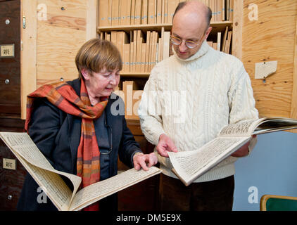 Wiesentheid, Allemagne. 26 nov., 2013. Dangel-Hofmann Frohmut, musicologue et compter Paul de Schoenborn voir partitions dans l'archive de l'ancêtre du pays, le Comte Rudolf Franz Erwein en Wiesentheid, Allemagne, 26 novembre 2013. Près de 500 manuscrits et environ 140 dessins à partir de la succession du comte de donner un aperçu de la remarquable musique de cour à la fin de l'époque baroque. Photo : DANIEL KARMANN/dpa/Alamy Live News Banque D'Images