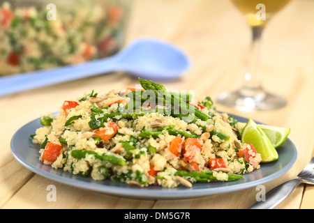 Le quinoa végétarien plat d'asperges vertes et poivron rouge, parsemé de persil et de graines de tournesol grillées Banque D'Images