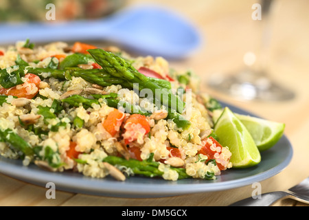 Le quinoa végétarien plat d'asperges vertes et poivron rouge, parsemé de persil et de graines de tournesol grillées Banque D'Images
