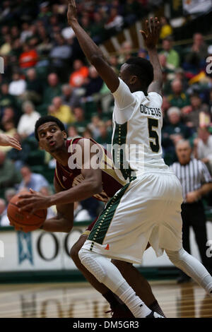 Fort Collins, CO, USA. Dec 11, 2013. 11 décembre 2013 : DENVER's Cam Griffin est coupé par la Colorado State's Jon Octeus au cours de la deuxième moitié à Moby Arena. Credit : csm/Alamy Live News Banque D'Images