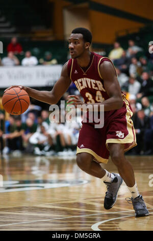 Fort Collins, CO, USA. Dec 11, 2013. 11 décembre 2013 : DENVER'S Chris Udofia entraîne le lane contre Colorado State durant la seconde moitié à Moby Arena. Credit : csm/Alamy Live News Banque D'Images