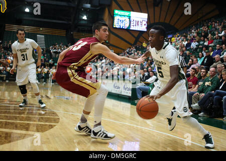 Fort Collins, CO, USA. Dec 11, 2013. 11 décembre 2013 : Colorado State's Jon Octeus ces disques durs du Denver Brett Olson au cours de la deuxième moitié à Moby Arena. Credit : csm/Alamy Live News Banque D'Images