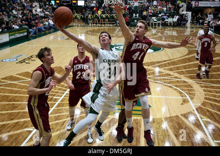 Fort Collins, CO, USA. Dec 11, 2013. 11 décembre 2013 : Colorado State's David Cohn essaie de mettre dans un layup sur Denver's Griffin McKenzie. Credit : csm/Alamy Live News Banque D'Images