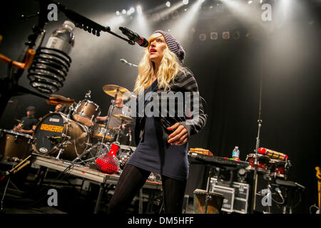 Detroit, Michigan, USA. Dec 11, 2013. SARAH BLACKWOOD de 'Walk Off The Earth' joue sur le 93,9 de la rivière's Winter Ice Breaker au Fillmore. Crédit : Marc Nader/ZUMA Press/Alamy Live News Banque D'Images