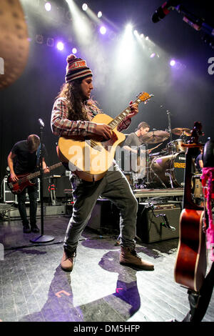 Detroit, Michigan, USA. Dec 11, 2013. GIANNI LUMINATI de 'Walk Off The Earth' joue sur le 93,9 de la rivière's Winter Ice Breaker au Fillmore. Crédit : Marc Nader/ZUMA Press/Alamy Live News Banque D'Images