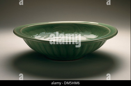 Ce plat présente un dragon chassant une perle enflammée, symbole de puissance et de sagesse dans la mythologie chinoise. Le dessin détaillé représente des motifs traditionnels couramment trouvés en chinois Banque D'Images