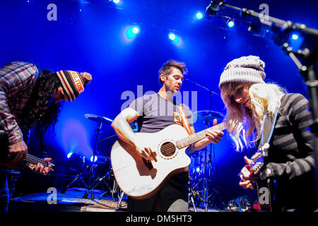 Detroit, Michigan, USA. Dec 11, 2013. 'Walk Off The Earth' joue sur le 93,9 de la rivière's Winter Ice Breaker au Fillmore. Crédit : Marc Nader/ZUMA Press/Alamy Live News Banque D'Images