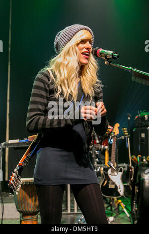 Detroit, Michigan, USA. Dec 11, 2013. SARAH BLACKWOOD de 'Walk Off The Earth' joue sur le 93,9 de la rivière's Winter Ice Breaker au Fillmore. Crédit : Marc Nader/ZUMA Press/Alamy Live News Banque D'Images