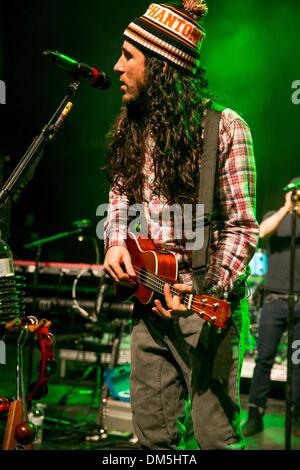 Detroit, Michigan, USA. Dec 11, 2013. GIANNI LUMINATI de 'Walk Off The Earth' joue sur le 93,9 de la rivière's Winter Ice Breaker au Fillmore. Crédit : Marc Nader/ZUMA Press/Alamy Live News Banque D'Images