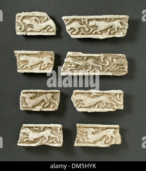 Cette collection présente des éléments d'une frise, mettant en valeur les sculptures complexes et les motifs décoratifs. Les fragments représentent les récits culturels et les traditions artistiques de leur époque. Banque D'Images