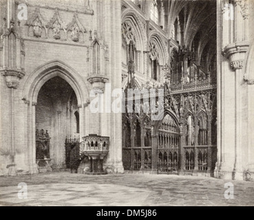 L'extérieur de la cathédrale d'Ely présente une architecture gothique complexe, avec ses flèches montantes et ses pierres détaillées. La structure est un excellent exemple de l'architecture religieuse médiévale en Angleterre, mettant en valeur sa grandeur et son importance historique. Banque D'Images