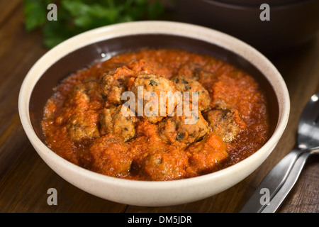 L'Espagnol albondigas (boulettes de viande) à la sauce tomate dans un bol (Selective Focus, Focus sur le meatball sur le dessus) Banque D'Images