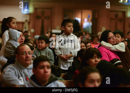 Garfield, New Jersey, USA. Dec 11, 2013. Les résidents du Mexique en Amérique du New Jersey, de montrer leur dévotion à la Vierge de Guadalupe au cours de la Messe à l'église catholique Saint Nom la plupart dans Garfield, New Jersey pendant la fête religieuse la plus importante de l'année pour les Mexicains à la maison et à l'étranger. Le stop a été l'avant-dernier dans un 87 jours, 2 700 milles de course au flambeau du relais qui a commencé à Puebla, Mexique, et se termine à la cathédrale Saint-Patrick de New York, marquant la date de l'année 1531 que la Vierge de Guadalupe est apparue à Saint Juan Diego, ce qui porte le catholicisme au Mexique. Banque D'Images