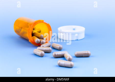 Pile de prescription pills avec bouteille de pilules dans l'arrière-plan Banque D'Images