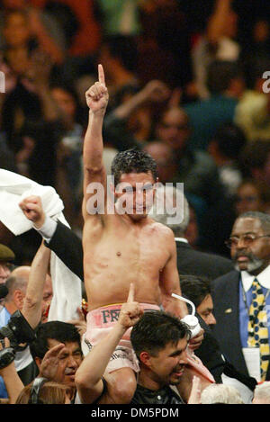 Mar 19, 2005, à Las Vegas, NV, USA ; ERIK MORALES de Tijuana, Mexique reconnaît la foule après sa ronde 12 super featherweight lutte contre Manny Pacquiao de Manille, Philippines au MGM Grand de Las Vegas Nevada le 19 mars 2005. Morales a gagné par décision unanime. Banque D'Images