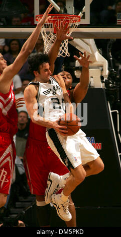 Mar 27, 2005 ; San Antonio, TX, USA ; San Antonio Spurs Manu Ginobili est souillée par les Houston Rockets Clarence Weatherspoon durant la seconde moitié de la SBC Center le Dimanche, Mars 27, 2005. Sur la gauche est Yao Ming. Les Spurs gagné83-70. Banque D'Images