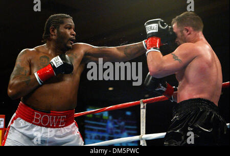 Apr 07, 2005 ; Temecula, CA, USA ; la boxe. Deux fois l'ancien Champion du Monde Poids Lourd Riddick Bowe après un combat opposant 10 Round avec Billy Zumbrun sur the Best Damn Sports Show Carte Boxe période le 7 avril 2005, à l'Pechanga Resort and Casino à Temecula Ca. Bowe a remporté par une décision partagée. Crédit obligatoire : Photo par JP Yim/ZUMA Press. (©) Copyright 2005 by JP Yim Banque D'Images