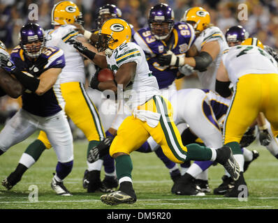 Le 21 novembre 2009 - Minneapolis, Minnesota, United States of America - Green Bay Packers en marche arrière Brandon Jackson (# 32) en action pendant le match entre les Packers de Green Bay et les Minnesota Vikings au Mall of America Field à Minneapolis, au Minnesota. Les Packers défait les Vikings 31-3. (Crédit Image : © Marilyn Indahl/ZUMAPRESS.com) Southcreek/mondial Banque D'Images