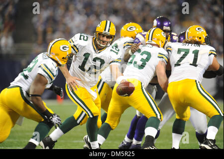 Le 21 novembre 2009 - Minneapolis, Minnesota, United States of America - Green Bay Packers quarterback Aaron Rodgers (# 12) faux une main à Green Bay Packers d'utiliser de nouveau Brandon Jackson (# 32) au deuxième trimestre du jeu entre les Packers de Green Bay et les Minnesota Vikings au Mall of America Field à Minneapolis, au Minnesota. Les Packers mènent les Vikings 17-3 a la mi-temps. ( Banque D'Images