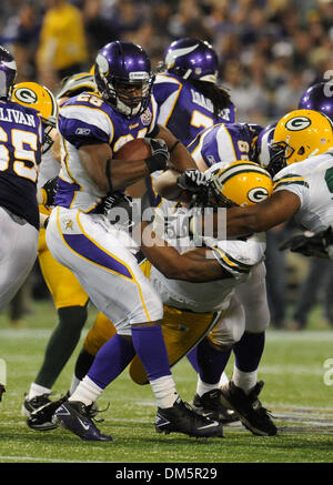 Le 21 novembre 2009 - Minneapolis, Minnesota, United States of America - Minnesota Vikings runningback Adrian Peterson (# 28) en action pendant le match entre les Packers de Green Bay et les Minnesota Vikings au Mall of America Field à Minneapolis, au Minnesota. Les Packers défait les Vikings 31-3. (Crédit Image : © Marilyn Indahl/ZUMAPRESS.com) Southcreek/mondial Banque D'Images