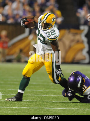 Le 21 novembre 2009 - Minneapolis, Minnesota, United States of America - Green Bay Packers en marche arrière Brandon Jackson (# 32) avec un gain de 7 verges au deuxième trimestre du jeu entre les Packers de Green Bay et les Minnesota Vikings au Mall of America Field à Minneapolis, au Minnesota. Les Packers mènent les Vikings 17-3 a la mi-temps. (Crédit Image : © Marilyn Indahl Southcreek/global/Z Banque D'Images