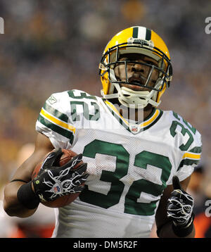 Le 21 novembre 2009 - Minneapolis, Minnesota, United States of America - Green Bay Packers en marche arrière Brandon Jackson (# 32) après une pièce au deuxième trimestre du jeu entre les Packers de Green Bay et les Minnesota Vikings au Mall of America Field à Minneapolis, au Minnesota. Les Packers défait les Vikings 31-3. (Crédit Image : © Marilyn Indahl/ZUMAPRESS.com) Southcreek/mondial Banque D'Images