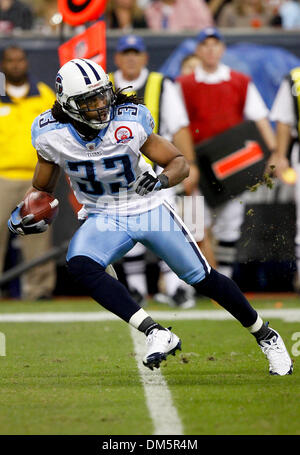 23 novembre 2009 - Houston, Texas, États-Unis - 23 novembre 2009 : la sécurité des Tennessee Titans Michael Griffin retourne un punt que les Titans ont eu sur le Reliant Stadium à Houston Texans de Houston, TX. Crédit obligatoire - Diana L. Porter / Southcreek Global. (Crédit Image : © Global/ZUMApress.com) Southcreek Banque D'Images