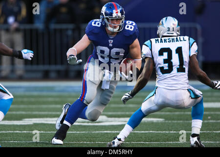 27 déc., 2009 - East Rutherford, New Jersey, États-Unis - 27 décembre 2009 : New York Giants tight end Kevin Boss # 89 yards supplémentaires gains après sa réception pendant le match entre les Panthers et les Giants de New York au Giants Stadium à East Rutherford, New Jersey. Les Panthère défait les Giants 41-9..crédit obligatoire - Alan Maglaque / Southcreek Global (Image Crédit : © Southcre Banque D'Images