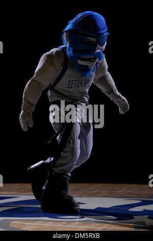 24 janvier 2010 - Newark, New Jersey, États-Unis - 24 janvier 2010 : mascotte pirate Seton Hall avant le démarrage de la première moitié de la partie tenue à Prudential Center de Newark, New Jersey. À la demie, la Seton Hall Pirates mène Pittsburgh Panthers 30-26..Crédit obligatoire : Alan Maglaque / Southcreek Global (Image Crédit : © Southcreek/ZUMApress.com) mondial Banque D'Images