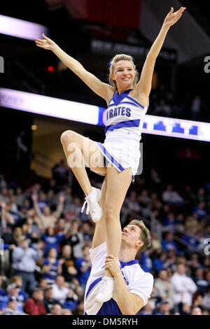 24 janvier 2010 - Newark, New Jersey, États-Unis - 24 janvier 2010 : cheerleader Seton Hall effectue au cours d'une pause au premier semestre de la partie tenue à Prudential Center de Newark, New Jersey. À la demie, la Seton Hall Pirates mène Pittsburgh Panthers 30-26..Crédit obligatoire : Alan Maglaque / Southcreek Global (Image Crédit : © Southcreek/ZUMApress.com) mondial Banque D'Images