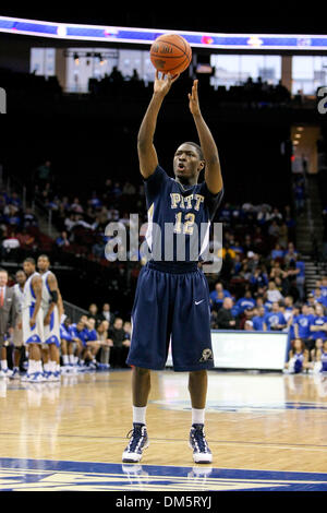 24 janvier 2010 - Newark, New Jersey, États-Unis - 24 janvier 2010 : Pittsburgh guard Ashton Gibbs # 12 tire un coup franc pendant la seconde moitié du jeu tenue à Prudential Center de Newark, New Jersey. La Seton Hall Pirates de Pittsburgh défait 64-61 Panthers..Crédit obligatoire : Alan Maglaque / Southcreek Global (Image Crédit : © Southcreek/ZUMApress.com) mondial Banque D'Images